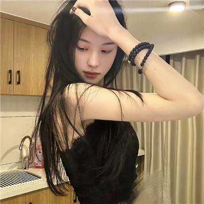 当她换上泳衣
